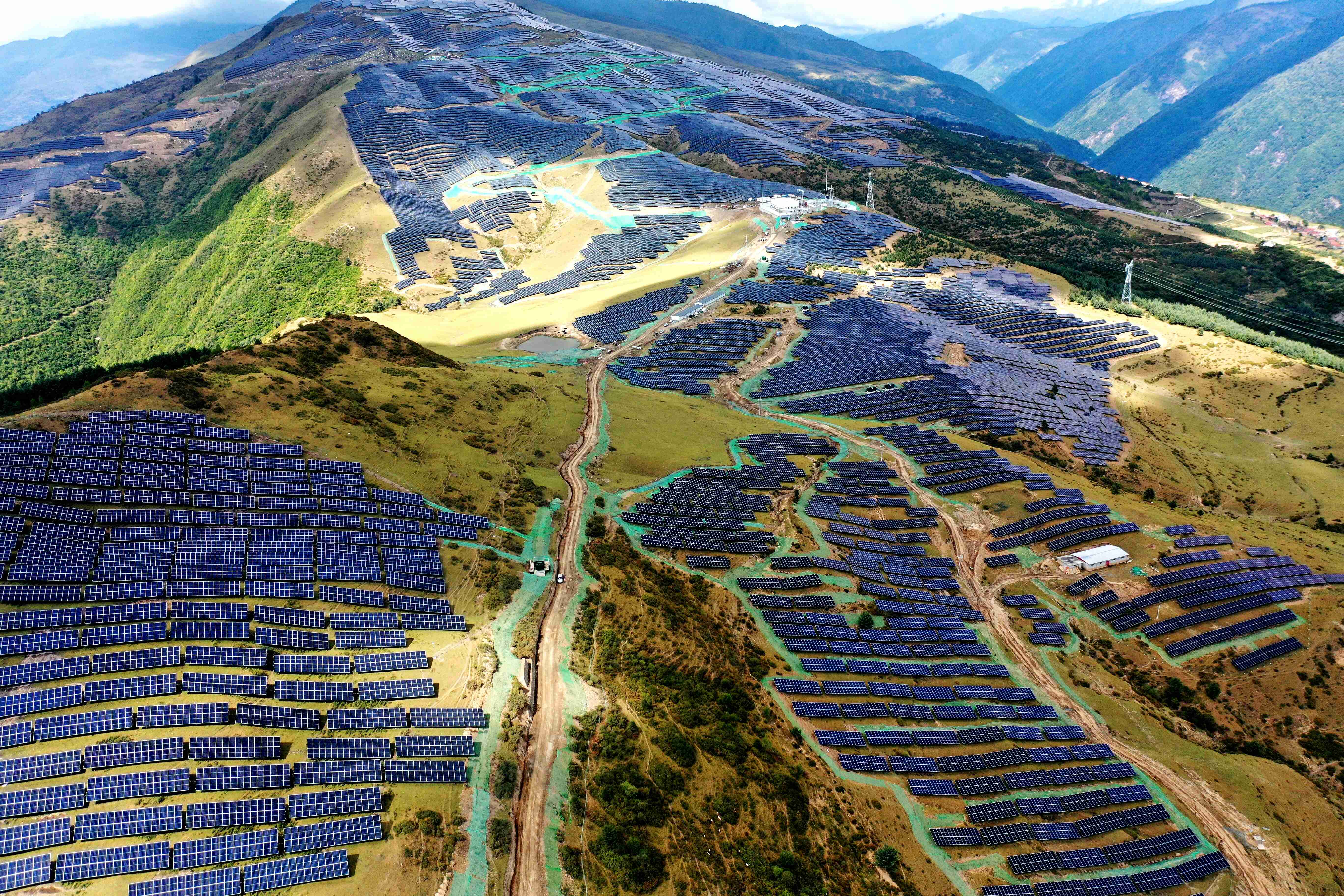 黑水縣“光伏+生態(tài)修復”創(chuàng)新發(fā)展模式 打好生態(tài)經(jīng)濟“組合拳”