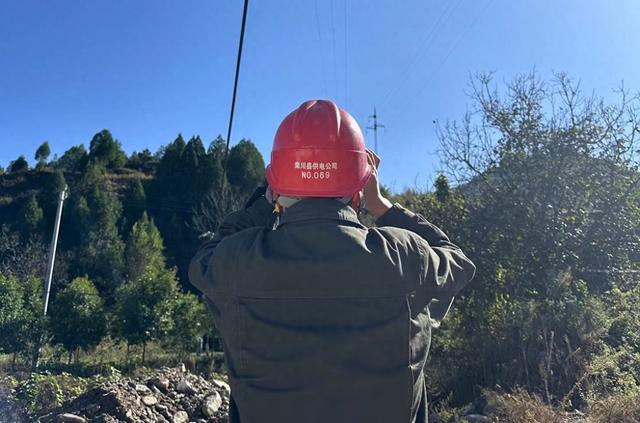 國網(wǎng)欒川縣供電公司兩地聯(lián)合特巡特護(hù)，備戰(zhàn)冬季用電高峰