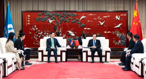 華電集團董事長、黨組書記江毅與柬埔寨礦能部部長高·洛塔納會談