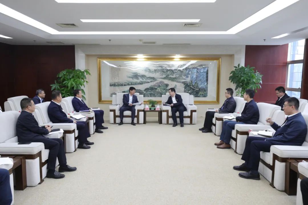 大唐四川公司黨委書記、董事長梁華與中能建西南區(qū)域總部黨委書記、總經(jīng)理，中能建西南投資公司黨委書記、董事長鄒小川會談