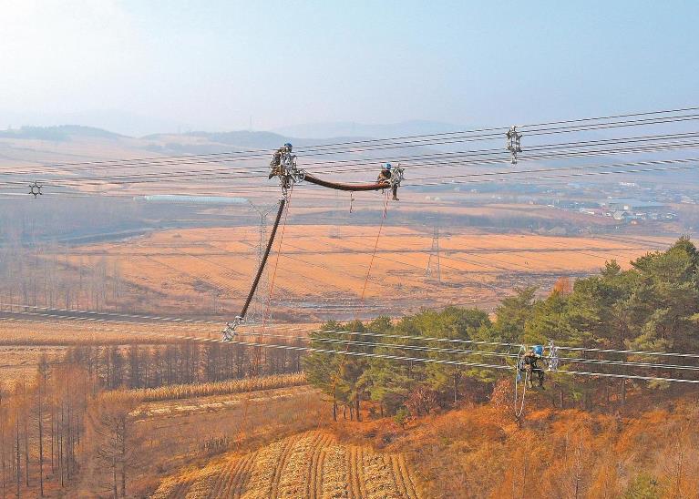 黑龍江抗冰防舞動(dòng)， 超高壓線路裝上間隔棒