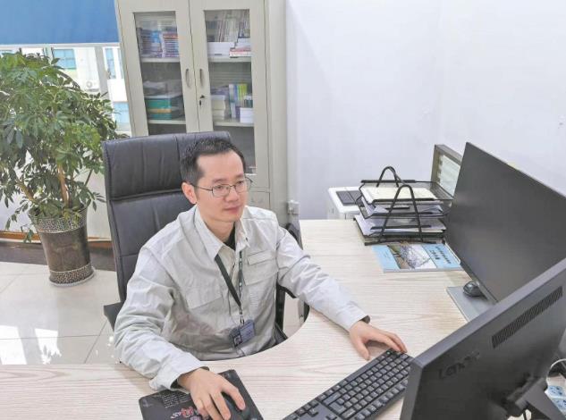 楊周:悉心守護(hù)超高壓電網(wǎng)安全