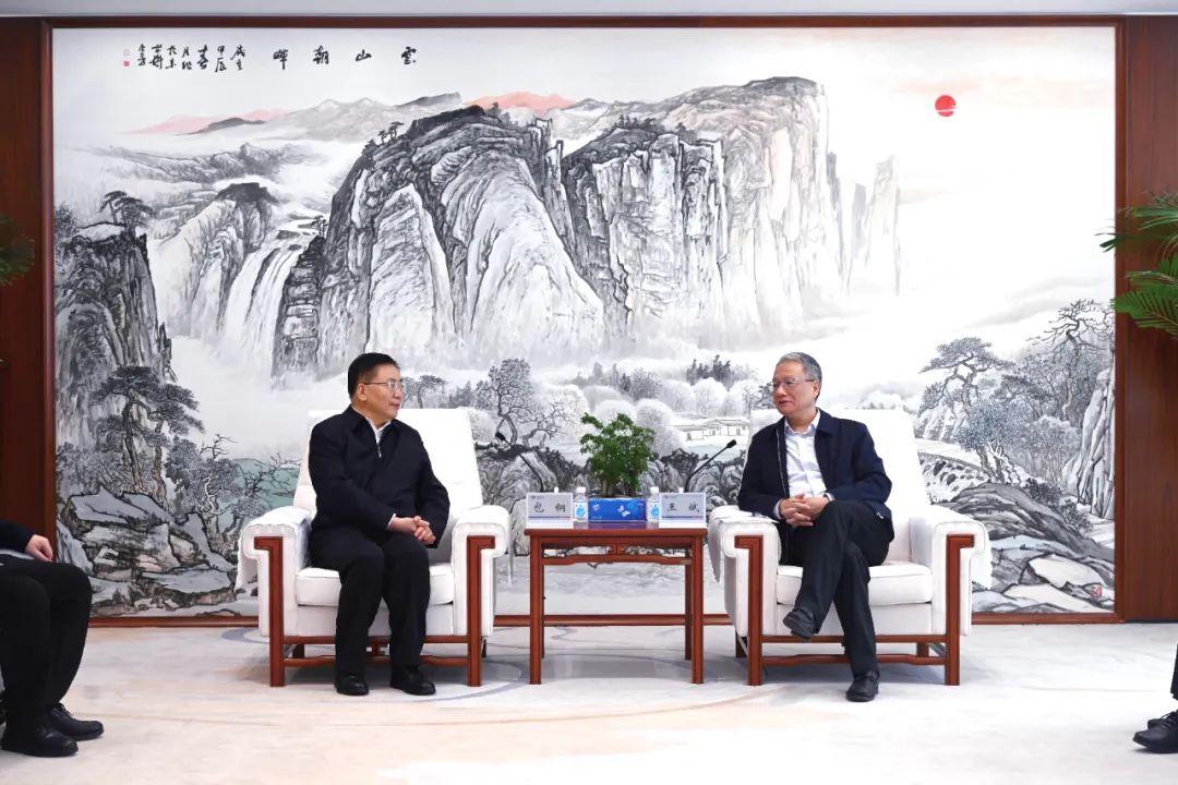 中國電建黨委副書記、總經(jīng)理王斌與內(nèi)蒙古自治區(qū)黨委常委、呼和浩特市委書記包鋼會談