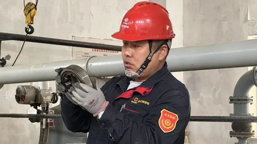 雷厲風(fēng)行的他——記陜投集團(tuán)趙石畔煤電灰硫?qū)I(yè)工程師凌科研