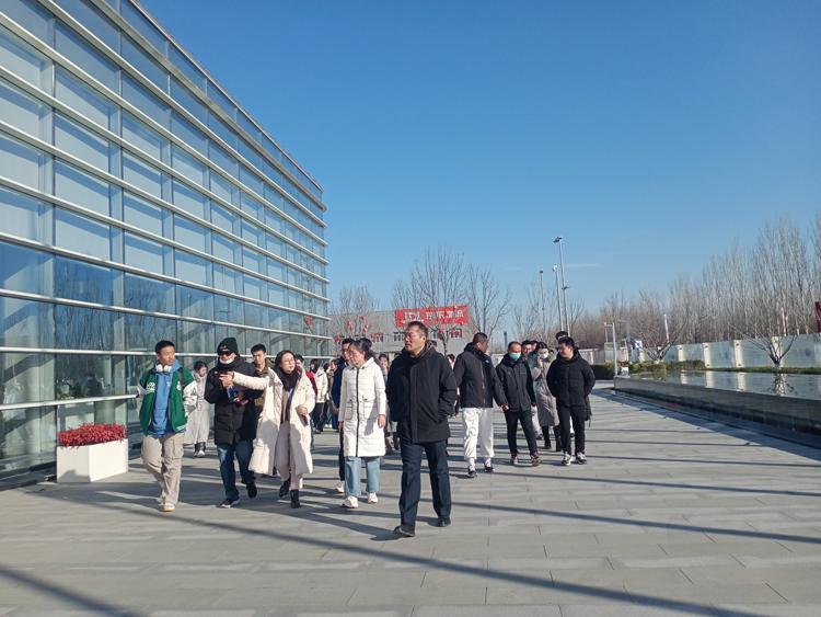 華北電大工創(chuàng)中心黨支部組織師生赴大興國際氫
