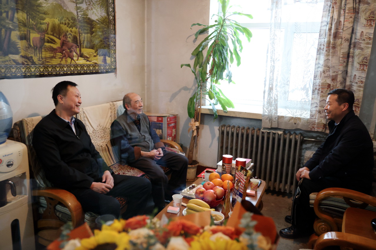 黃河公司黨委副書記于淼走訪慰問老黨員、退休干部周新光