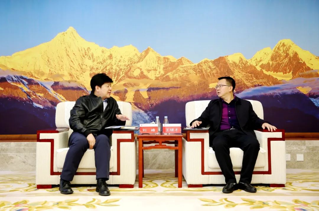 大唐云南公司黨委書記、董事長王繼才與華為中國區(qū)數(shù)字能源業(yè)務(wù)部副總裁劉峰會(huì)談