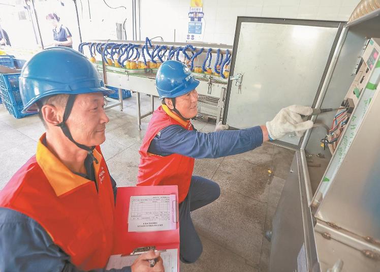 遼寧大連金州新區(qū)供電公司五星黨員“微行動(dòng)”專(zhuān)項(xiàng)行動(dòng)快速響應(yīng)企業(yè)客戶和居民客戶的用電需求