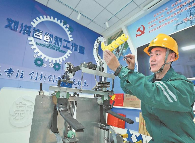 【國網(wǎng)特等勞?！縿⒑榧骸坝媚X子”爬塔走線 靠創(chuàng)新干出實效