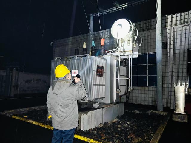 國網(wǎng)偃師供電公司全力應(yīng)對風雪，確保供電穩(wěn)定