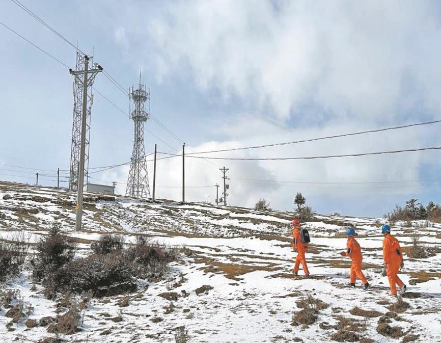 雪后特巡高海拔地區(qū)線路