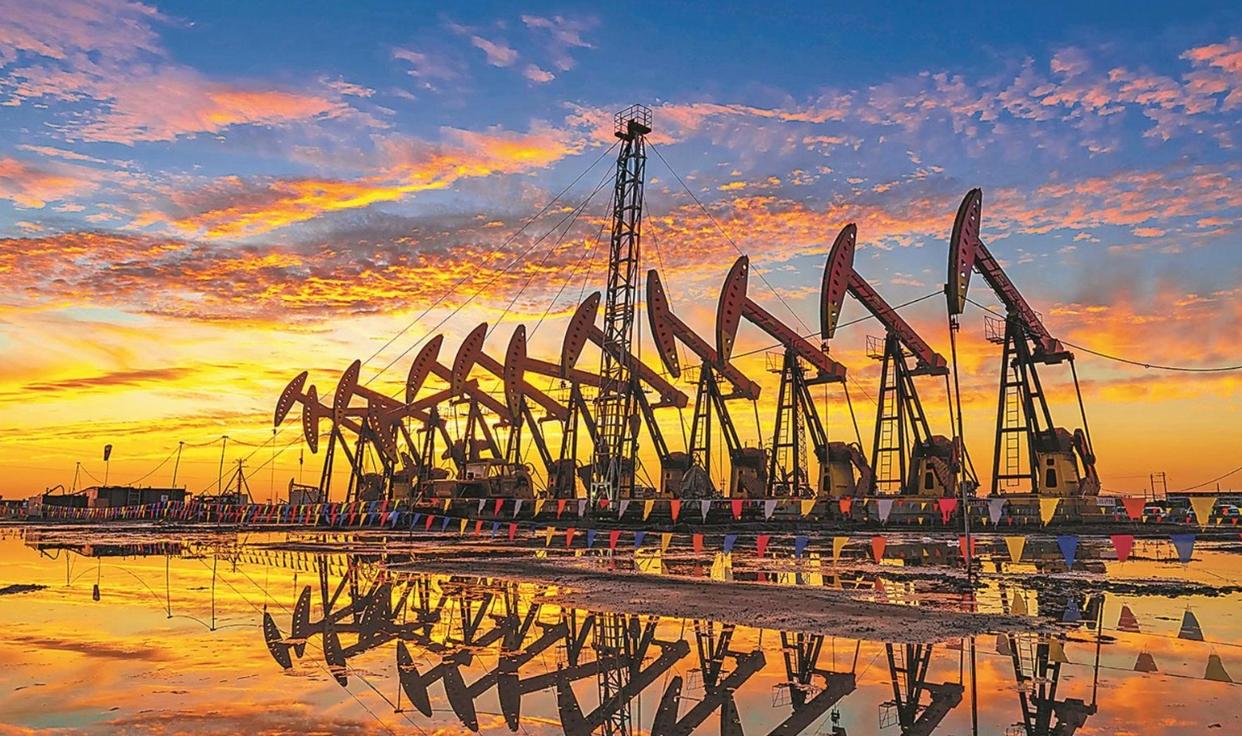 兩大能源機構(gòu)下調(diào)今年石油供應(yīng)過剩預(yù)期，油價全年怎么走