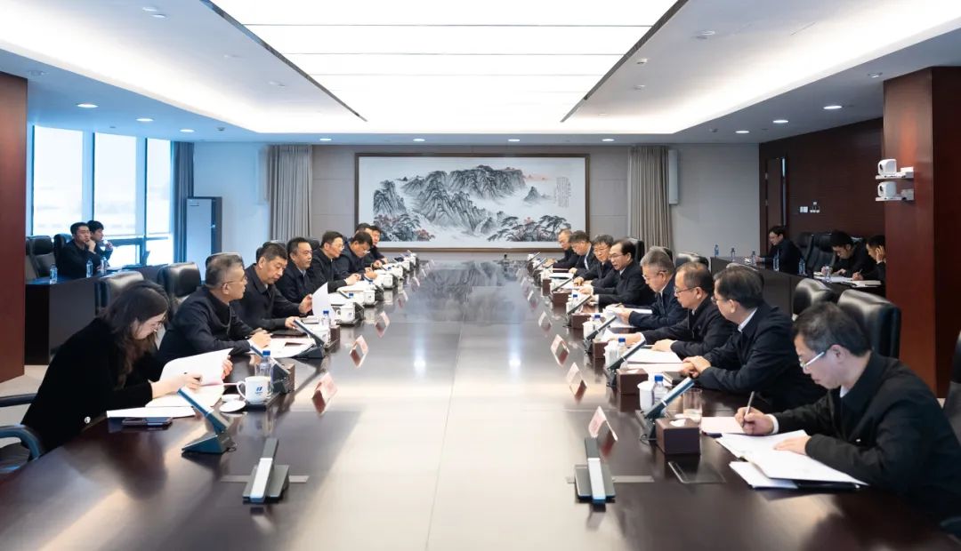 華電集團(tuán)董事長(zhǎng)江毅、總經(jīng)理葉向東與哈電集團(tuán)董事長(zhǎng)曹志安、總經(jīng)理黃偉舉行會(huì)談