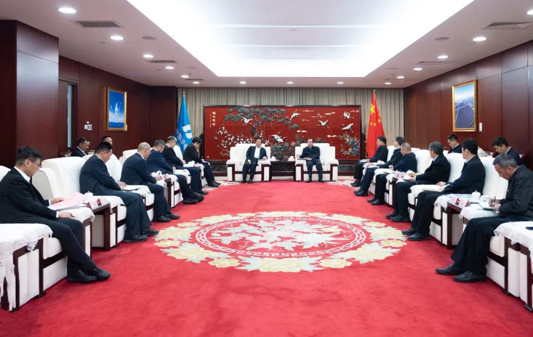 華電集團董事長、黨組書記江毅與特變電工黨委書記、董事長張新舉行會談