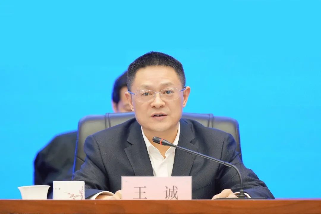 這一新成立能源集團，董事長、總經理亮相