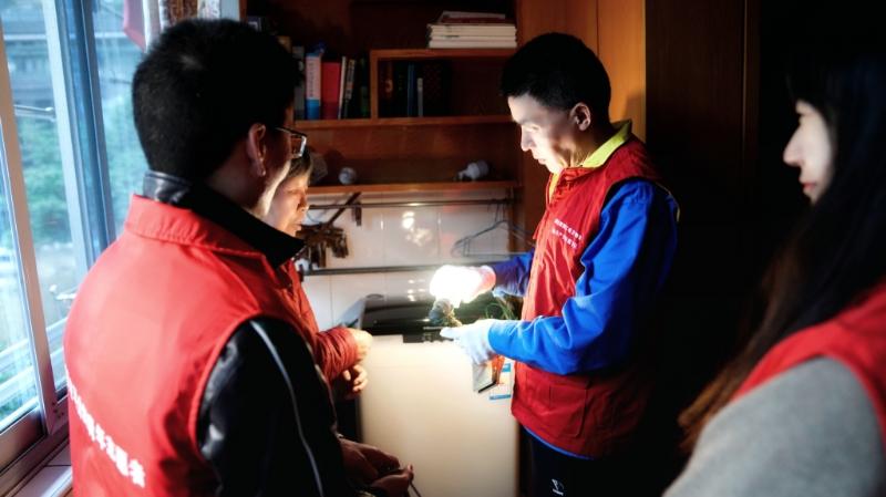 國網(wǎng)浙江物資公司電力青年主動上門服務，“電暖”千萬家
