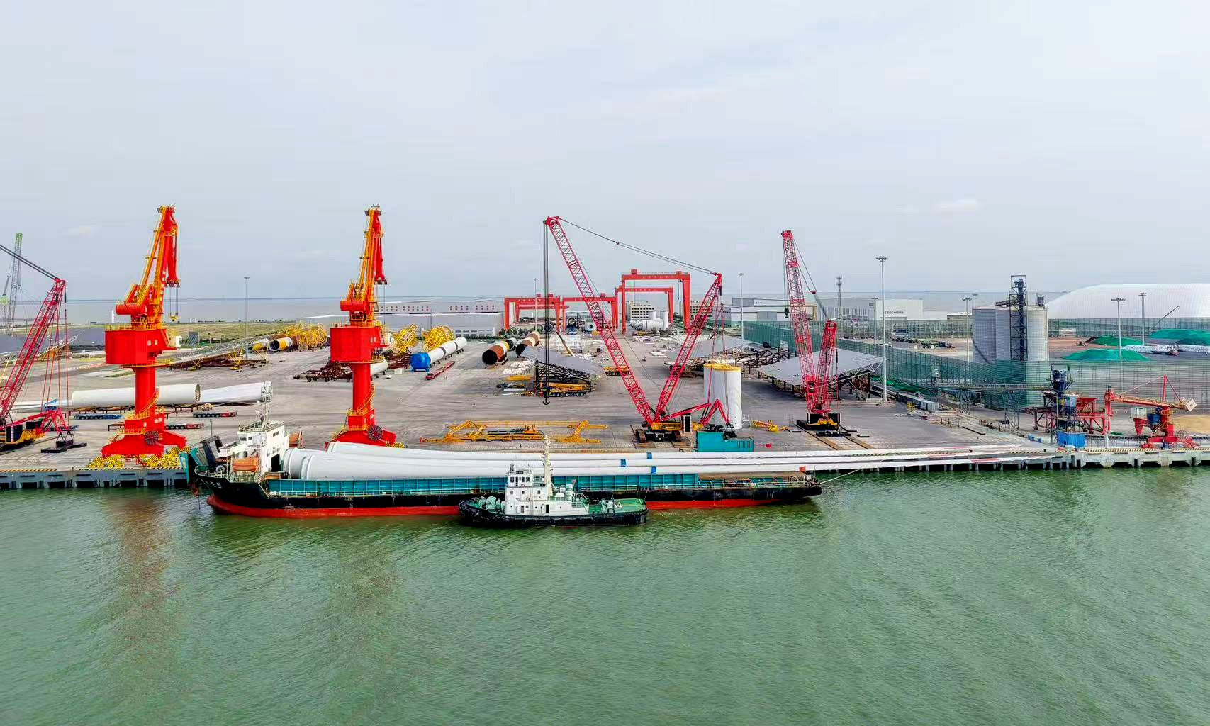 全球最長(zhǎng)葉片、全球最重機(jī)艙順利運(yùn)抵港口