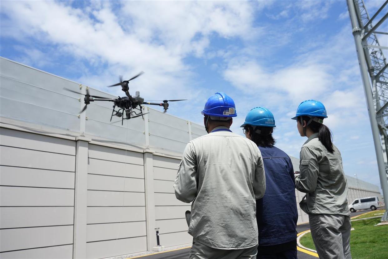 國(guó)網(wǎng)湖北電科院首次實(shí)現(xiàn)無人機(jī)掛拆特高壓線路參數(shù)測(cè)試引線