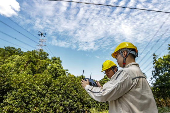 重慶巴南無人機特巡 護航高溫下電網(wǎng)安全