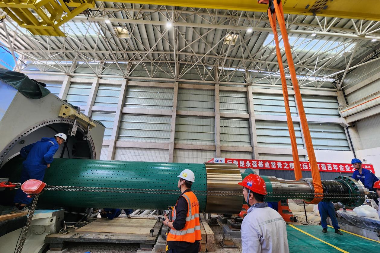 國內(nèi)在建最大燃氣電廠發(fā)電機轉(zhuǎn)子穿裝成功