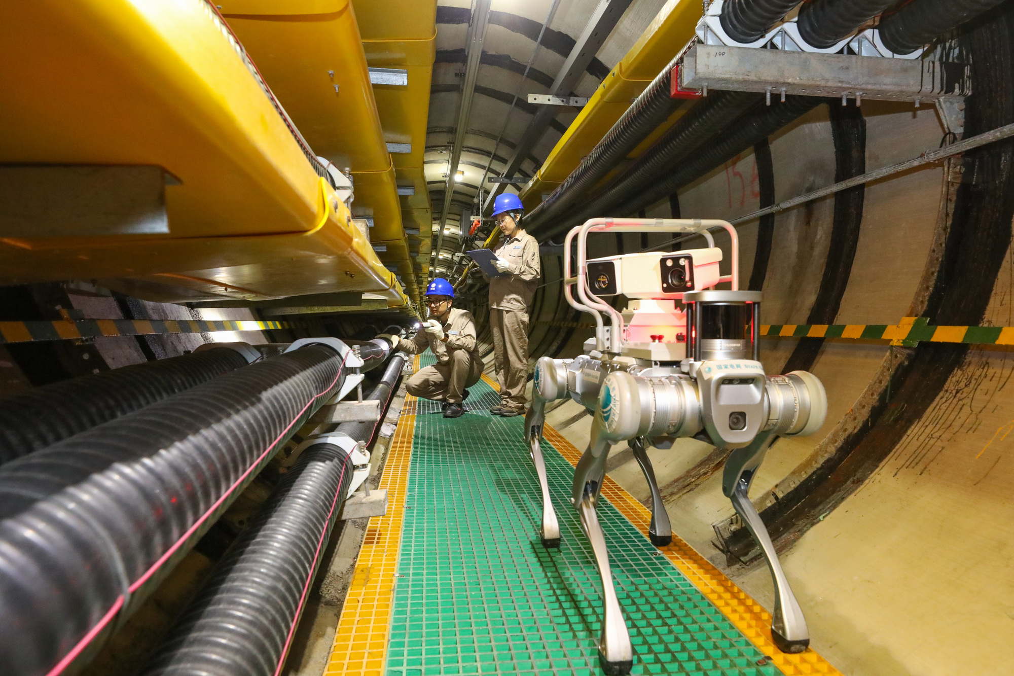 國網(wǎng)天津電纜公司應(yīng)用四足巡檢機器巡檢電纜隧道